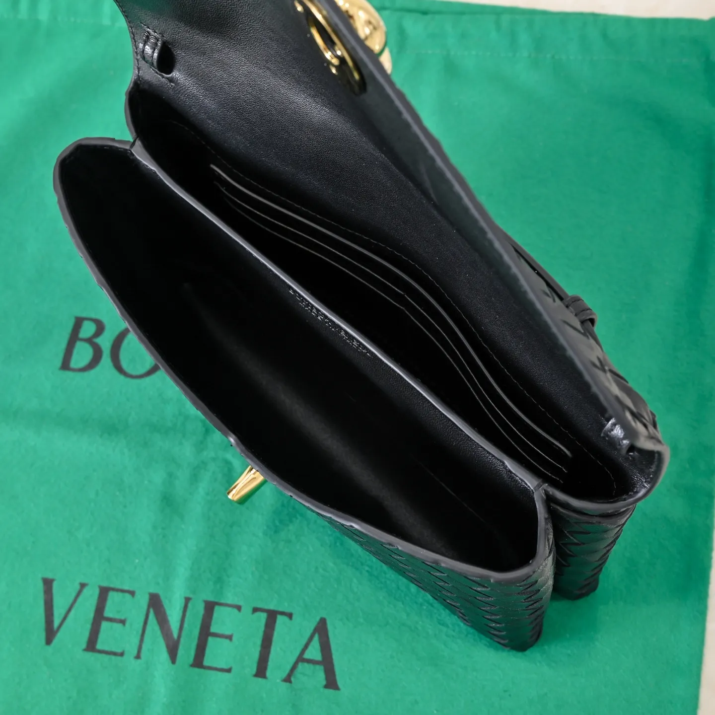 Batch 1660 #Bv new Knot Lock crossbody bag 🎈2025 early spring kont lock new series is hot on the market 🔥The brand's classic weaving process, with kont's metal rotating buttons, are exquisite and eye-catching, which is a luxurious embellishment of details. The upper body is elegant and elegant, with internal double compartments + card slots + back compartment. Super versatile, multiple carrying methods, detachable shoulder strap, portable/shoulder/cross-body, retro and fashionable, easy to carry with exquisite old-line style🫴 Model: 7191 Size: 25x16x5.5